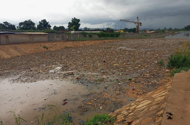 Centrafrique : la saturation du canal de Sapéké par les déchets plastiques inquiète à Bangui