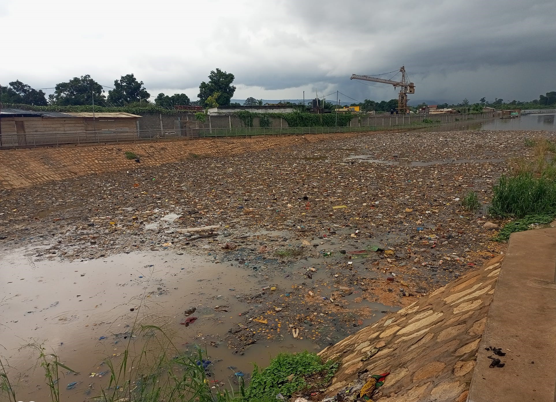 Centrafrique : la saturation du canal de Sapéké par les déchets plastiques inquiète à Bangui