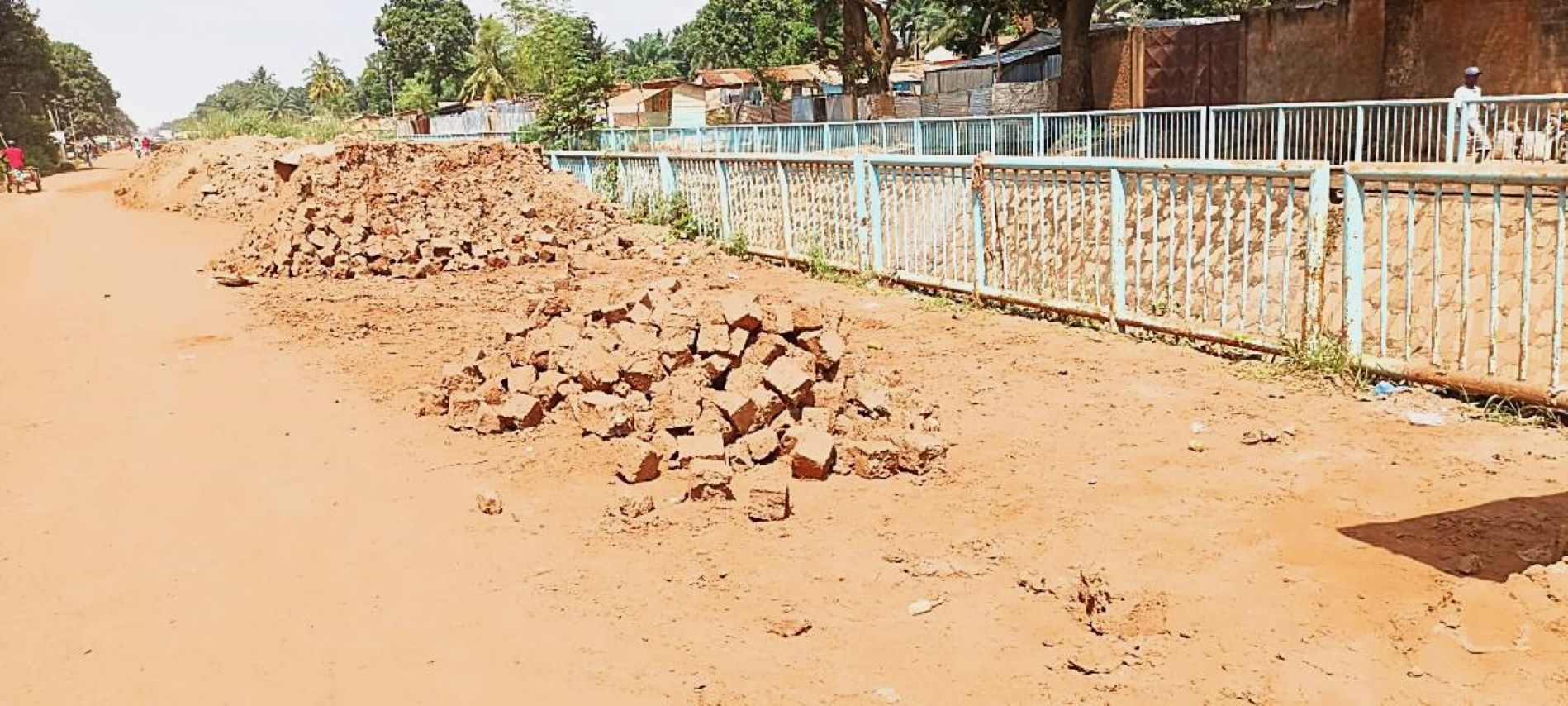 Bangui : l’avenue Ruth Roland transformée en site de fabrication de briques