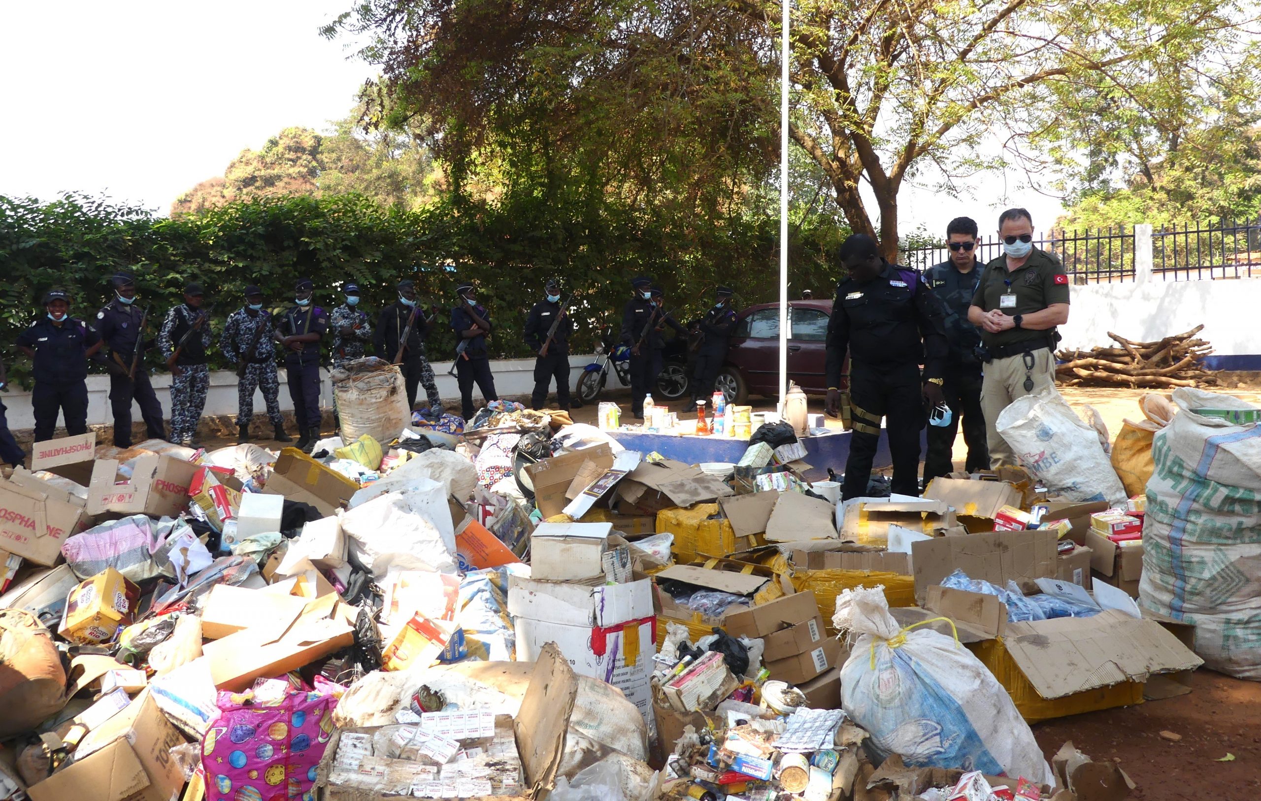 Centrafrique : la police présente une importante quantité de stupéfiants et produits avariés saisis