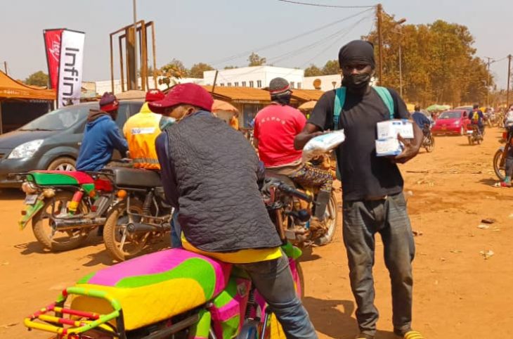 Centrafrique : la vente de cache-nez prospère à Bangui en raison de la poussière