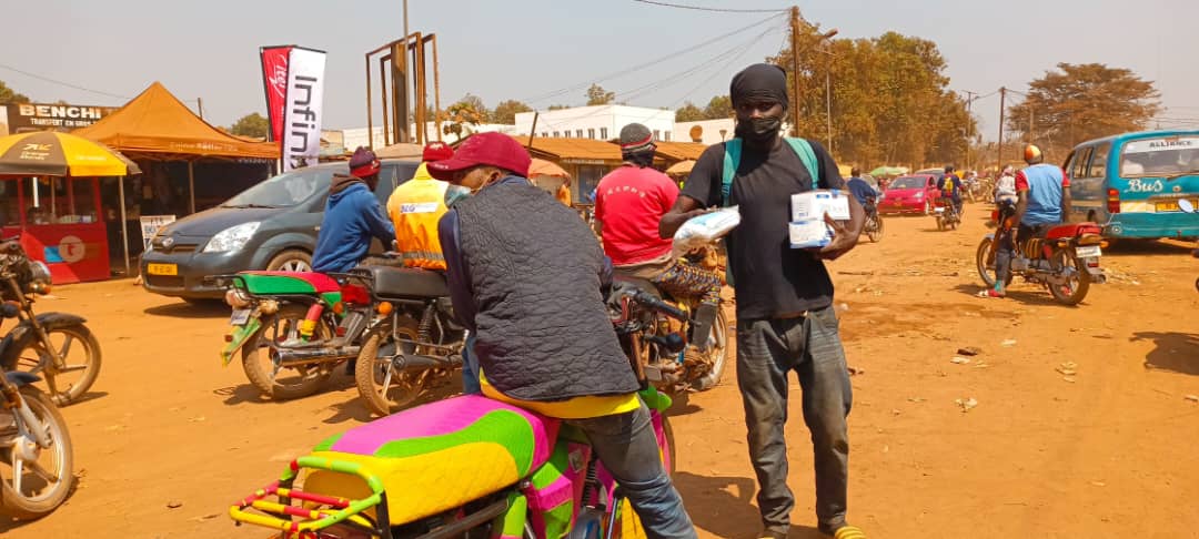 Centrafrique : la vente de cache-nez prospère à Bangui en raison de la poussière