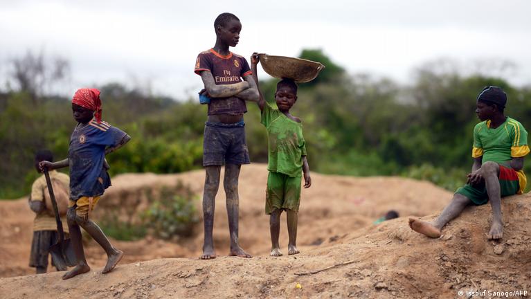 Centrafrique : aux Mbrès, les chantiers miniers attirent plus d’enfants que les écoles