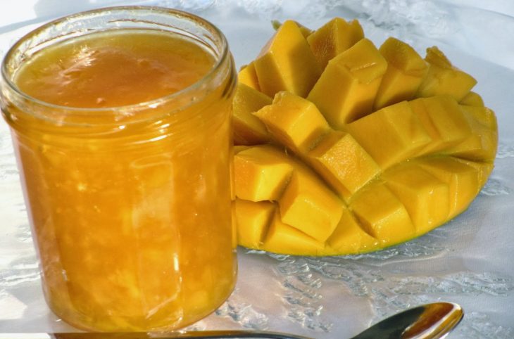 La transformation de mangue en confiture
