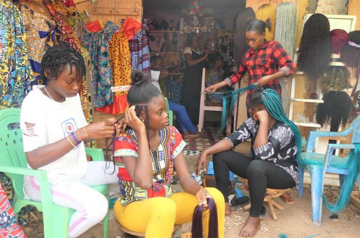 Bangui : des salons de coiffure plein à craquer à l’approche de la fête du Nouvel an