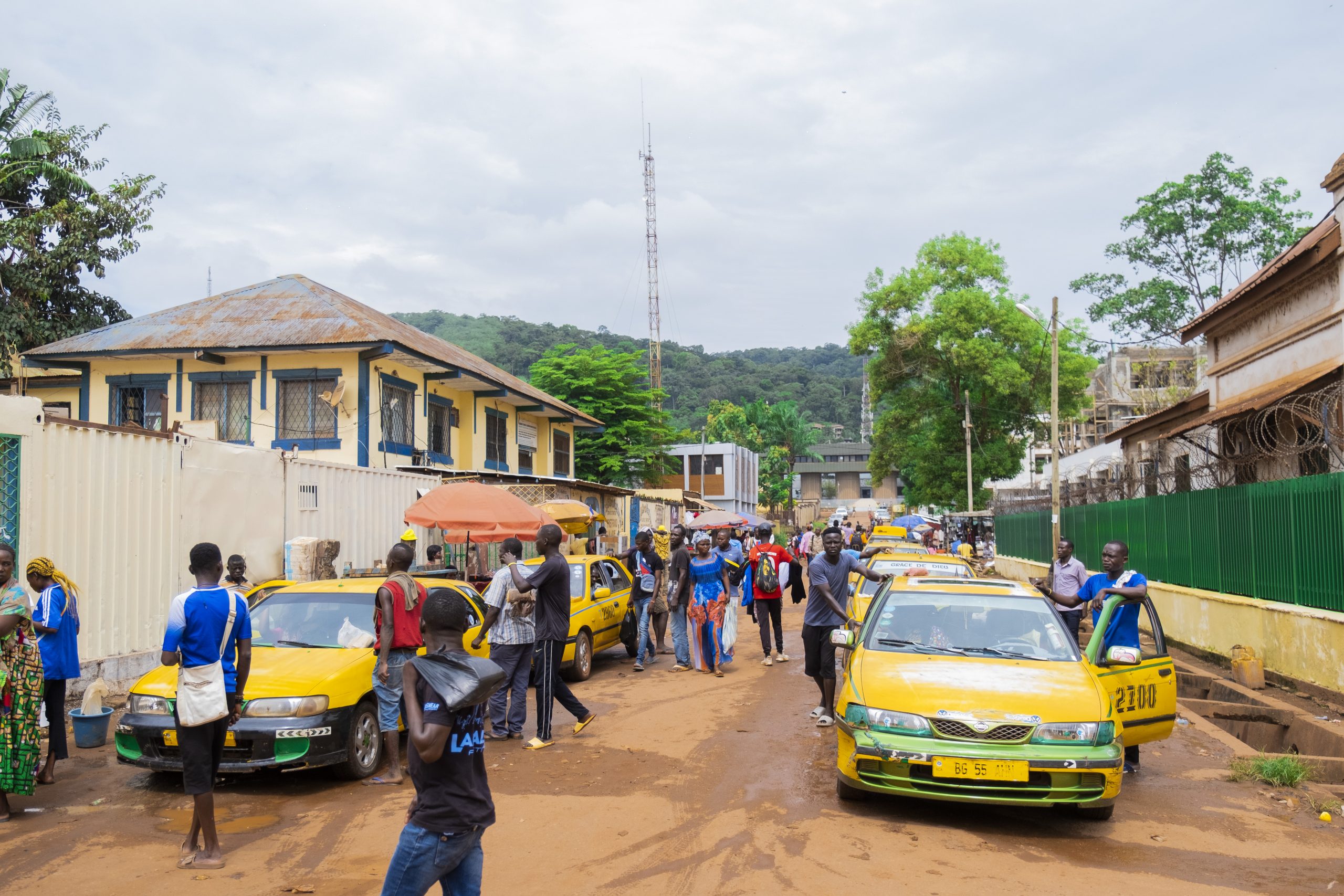 Transports : taxis et bus reprennent le trafic sur les artères de Bangui après une suspension
