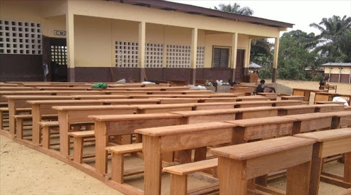 Centrafrique : des tables-bancs comme cadeau de Noël pour le lycée Abdel Kader Djallé de Bria