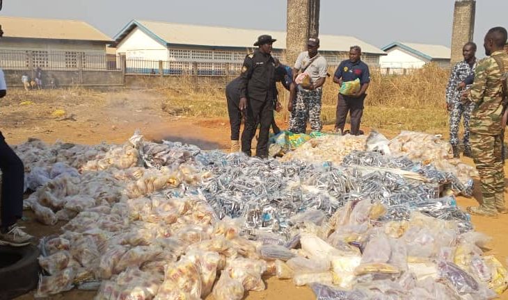 Centrafrique : la police saisit et brûle une quantité importante de boissons et drogue