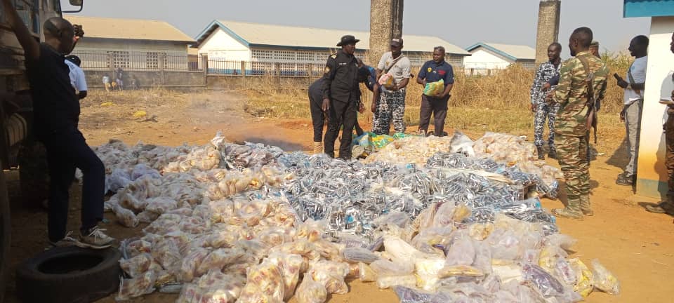 Centrafrique : la police saisit et brûle une quantité importante de boissons et drogue