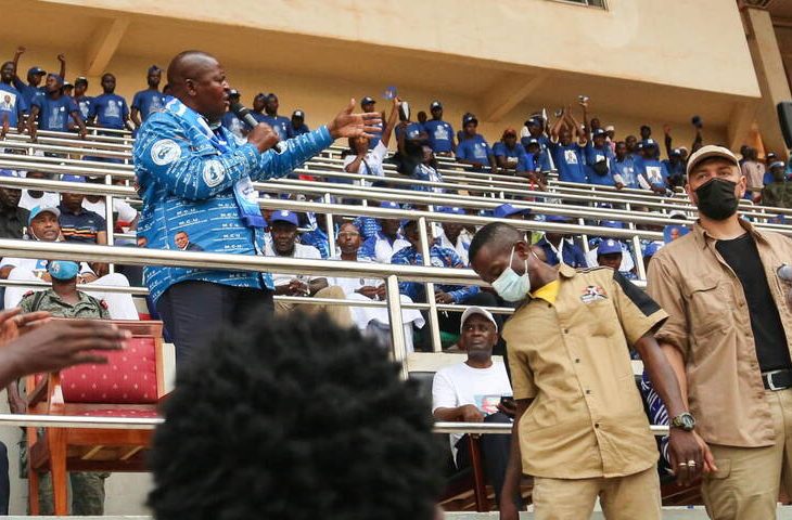 Centrafrique : des soutiens du président Touadéra le poussent à un troisième mandat