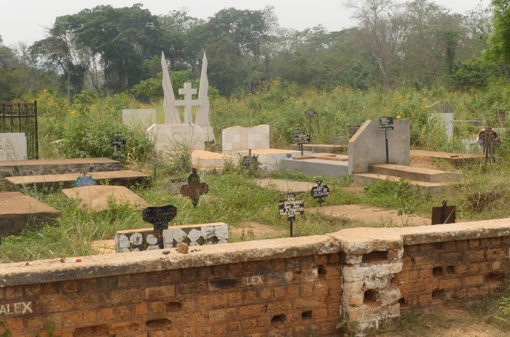 Bangui : des habitants dénoncent la profanation des tombes au cimetière de Ndrès