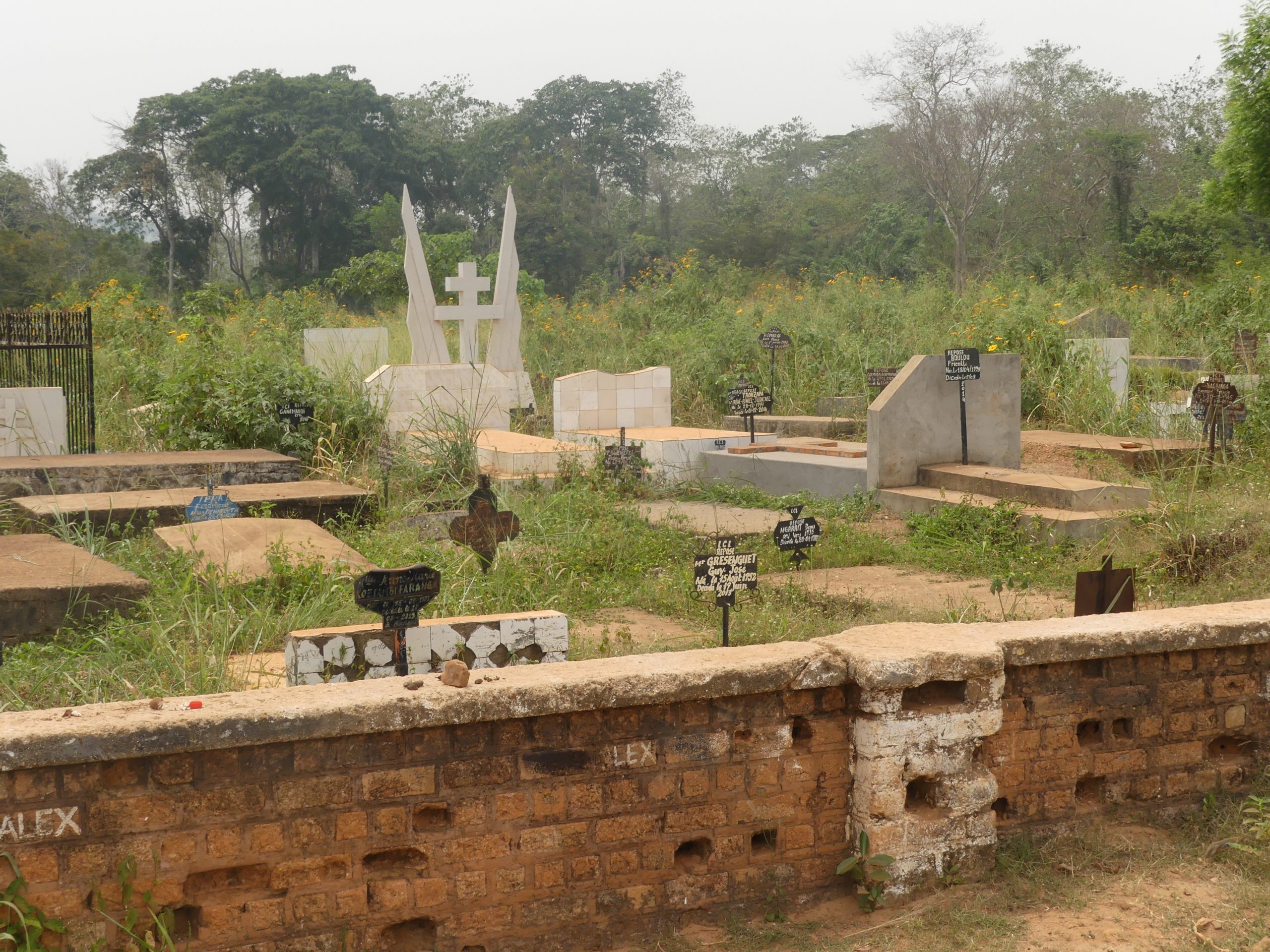 Bangui : des habitants dénoncent la profanation des tombes au cimetière de Ndrès