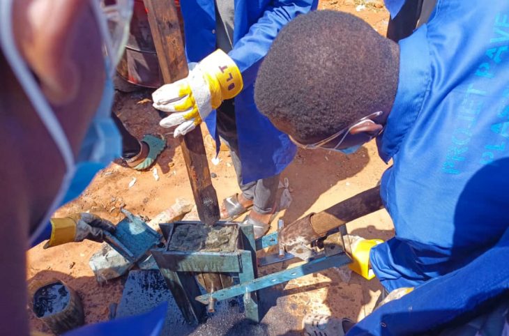 Bangui : des jeunes formés à la fabrication de pavés à partir de déchets plastiques