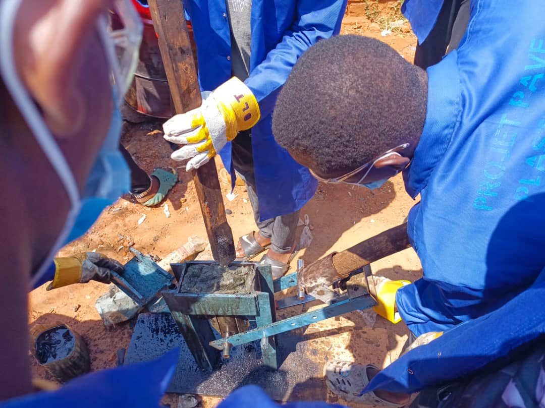 Bangui : des jeunes formés à la fabrication de pavés à partir de déchets plastiques