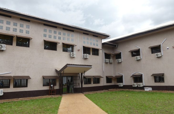 Les tarifs de visas et titres de séjour revus à la baisse mais pas appliqués dans les services