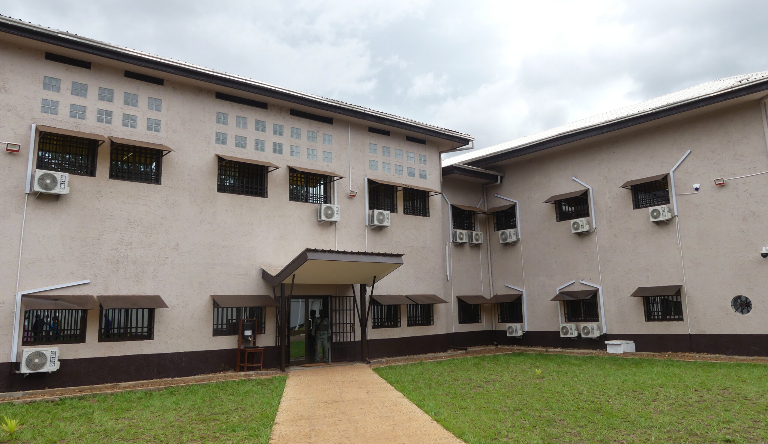 Les tarifs de visas et titres de séjour revus à la baisse mais pas appliqués dans les services