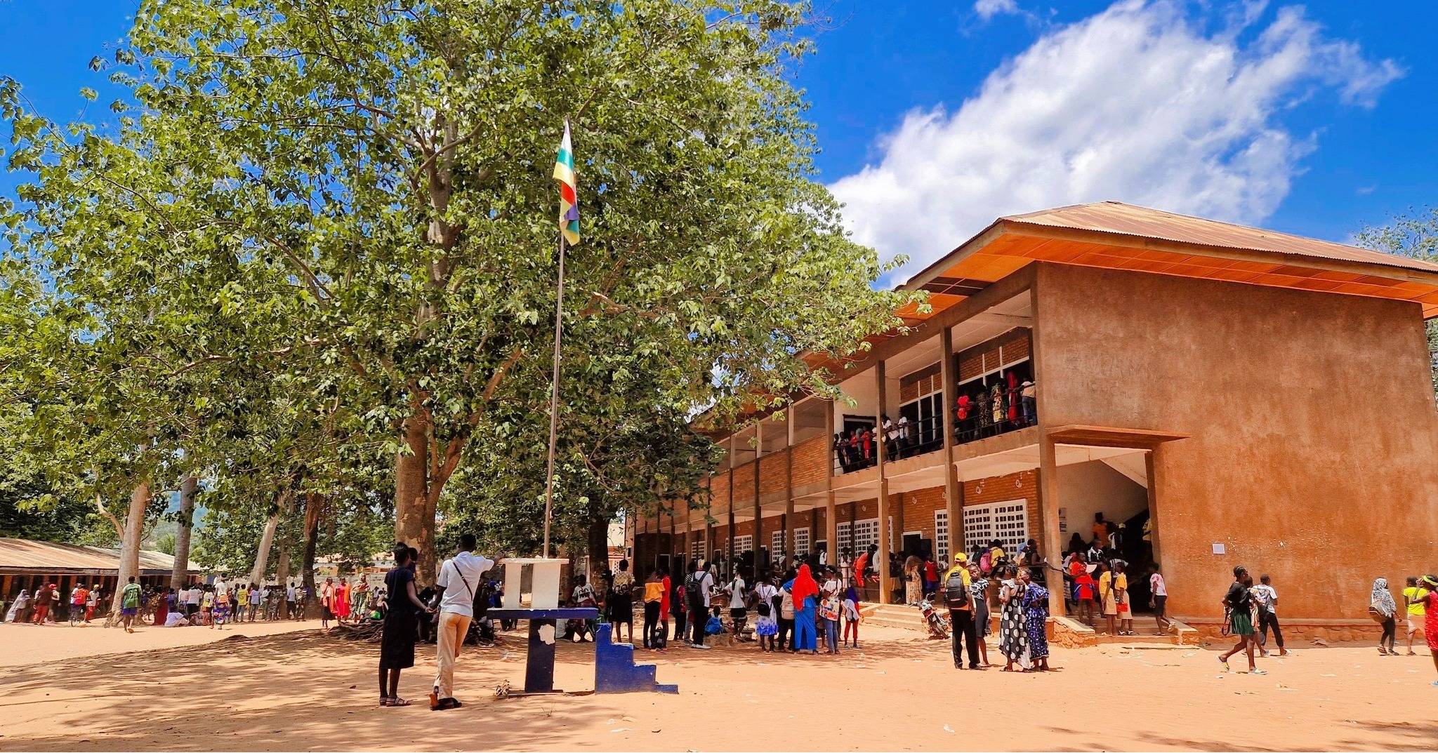 Retard dans le retrait des bulletins de notes : qui dit vrai entre les responsables du lycée d’Etat des Rapides et les parents d’élèves ?