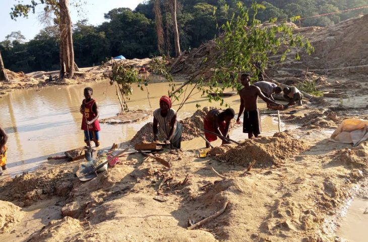 Exploitation minière à Ekinga : quand la rivière devient un danger