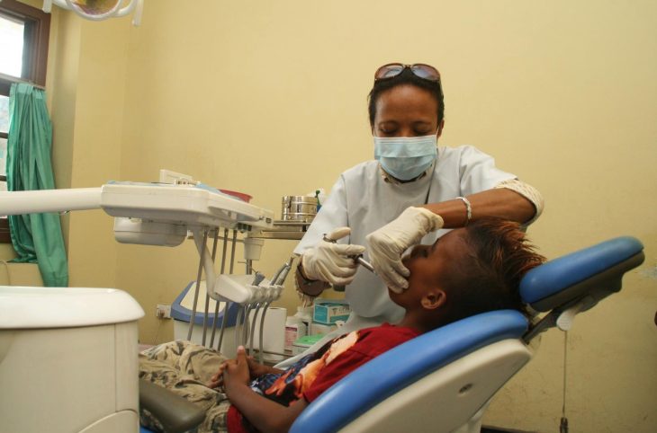 Carie dentaire : les enfants sont-ils plus exposés que les adultes ?