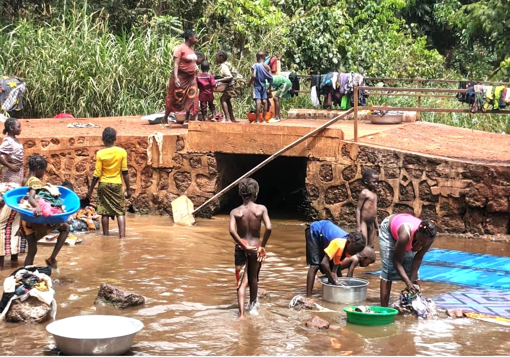Bangassou : des ménages de Manipo-Lepreux se rabattent sur le marigot Zagaro faute d’eau potable