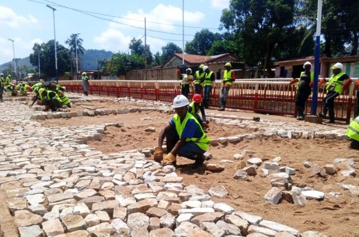 Bangui : le pavage en pierres taillées de ruelles dans le 2e arrd suscite espoir et inquiétude