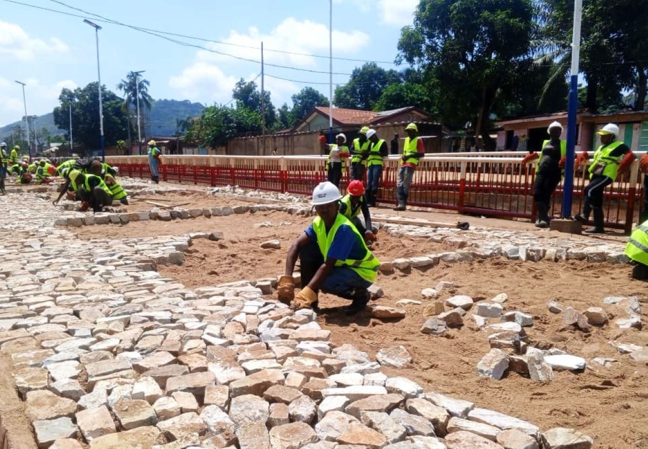 Bangui : le pavage en pierres taillées de ruelles dans le 2e arrd suscite espoir et inquiétude
