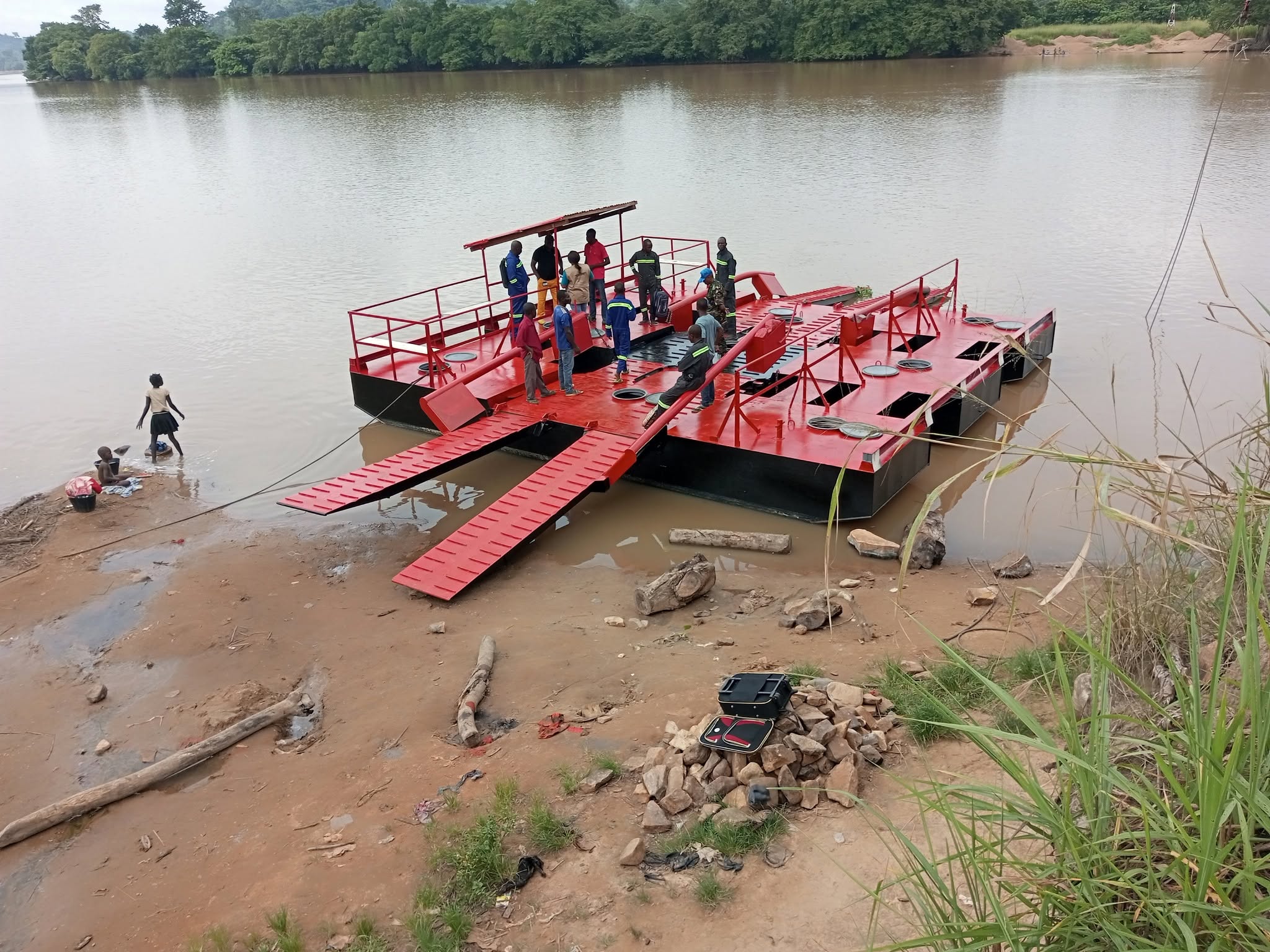 Nola : bac en panne, difficiles navettes entre les rives de la Mambéré
