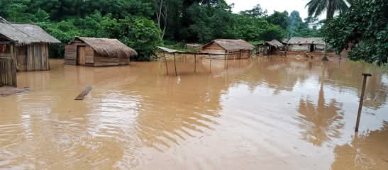 A Lindjombo près de Bayanga, maisons et plantations sont dans l’eau