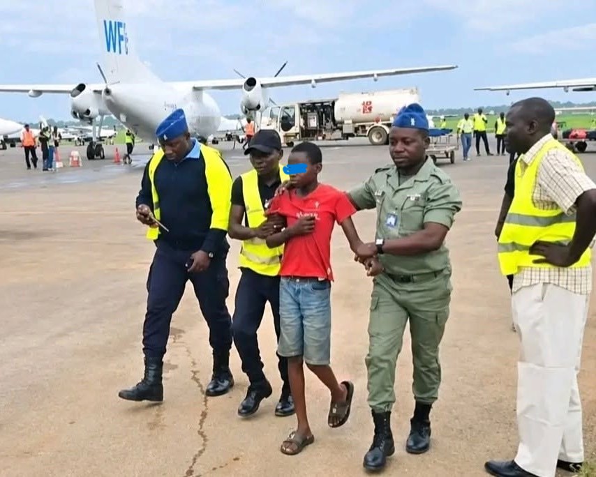 Société : le garçon retrouvé dans le puits du train d’atterrissage d’un avion à Bangui reste en détention à la SRI