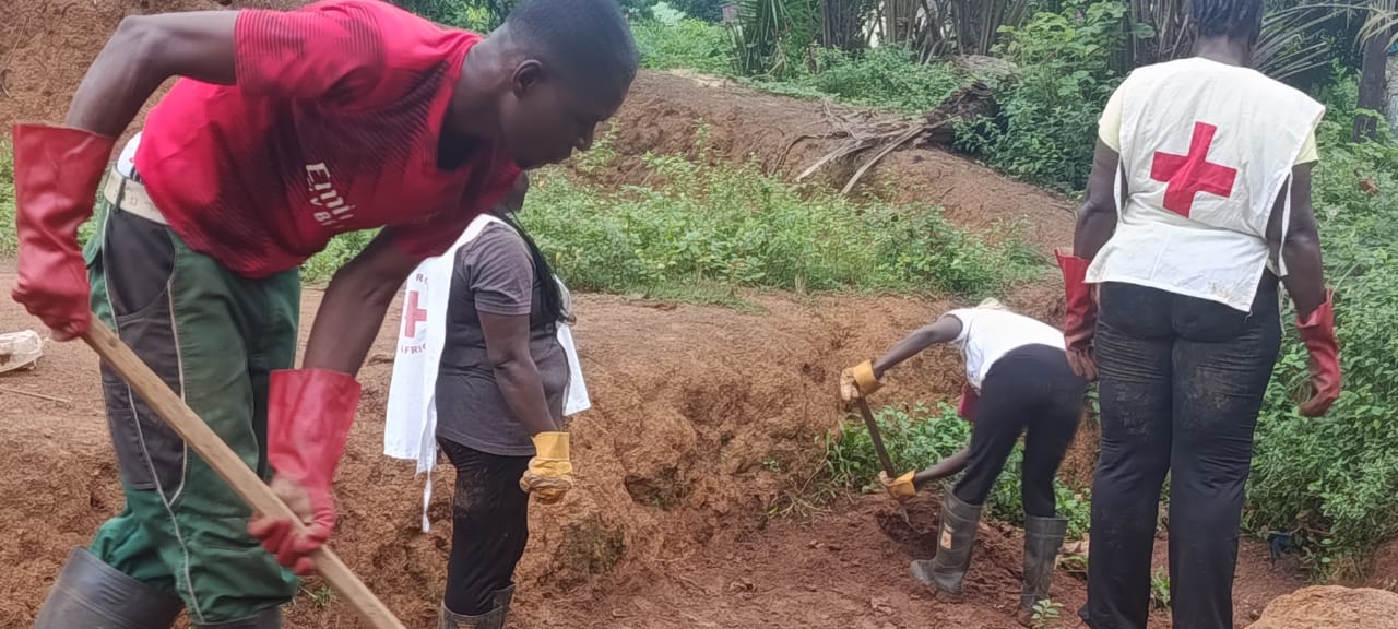 La Croix-Rouge centrafricaine et les autorité locales de Bégoua en chantier pour réduire les risques d’inondation