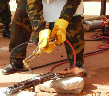 Un rebelle de l’APRD rend son arme à Kaga Bandoro