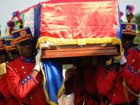 Bangui en rangs serrés pour accueillir la dépouille de Patassé