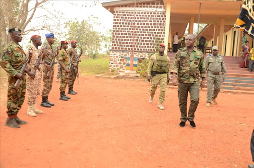 Vrai, le PM Henri-Marie Dondra a été photographié en tenue militaire mais l’image est hors contexte