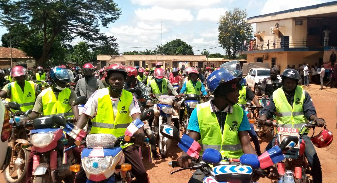Bimbo : démantèlement d’une barrière de la gendarmerie après une manifestation des mototaxis à Nzila