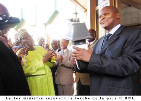 L’UA remet une torche de paix au PM Touadéra