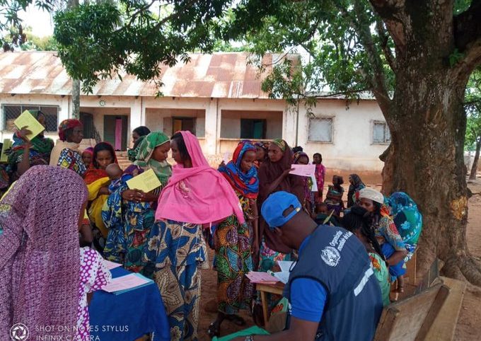 "Consommer de l'eau potable pour combattre la poliomyélite" Conseil des sages du village Linga