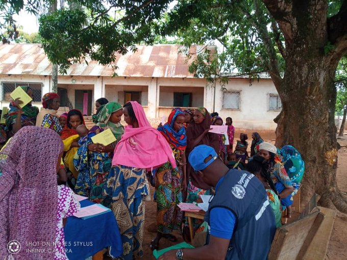 « Consommer de l’eau potable pour combattre la poliomyélite » Conseil des sages du village Linga