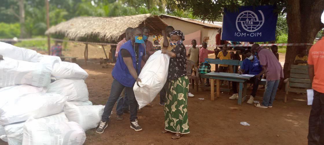 Centrafrique: un mois après l’inondation à Bossongo-café, les sinistrés ont reçu de l’aide