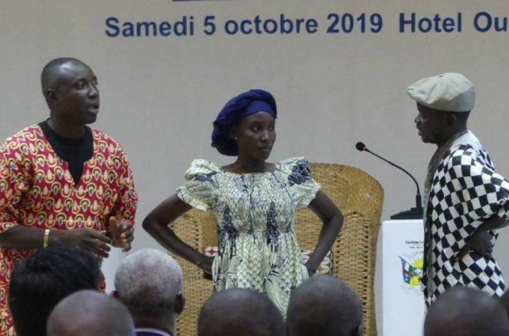 Dans les centre d'initiation du village Linga on retrouve des cabarets