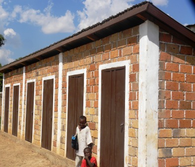 Ecole primaire Ngouciment de Bangui, dotée de 6 latrines par l’AFDC