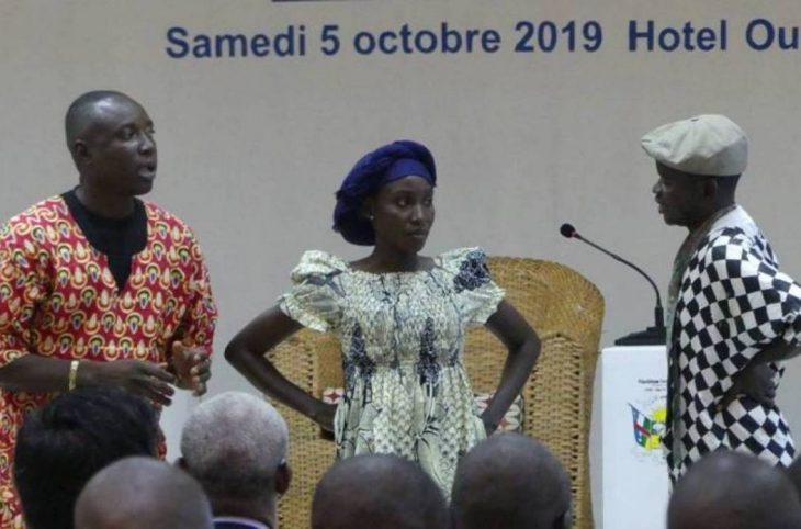 Les sages du village Linga sensibilisent sur les critères de financement des ONG.