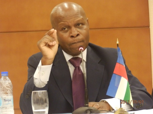 « Nous avons fait le pari de former des jeunes docteurs en mathématiques », déclare le Professeur Gaston Mandata Nguerekata