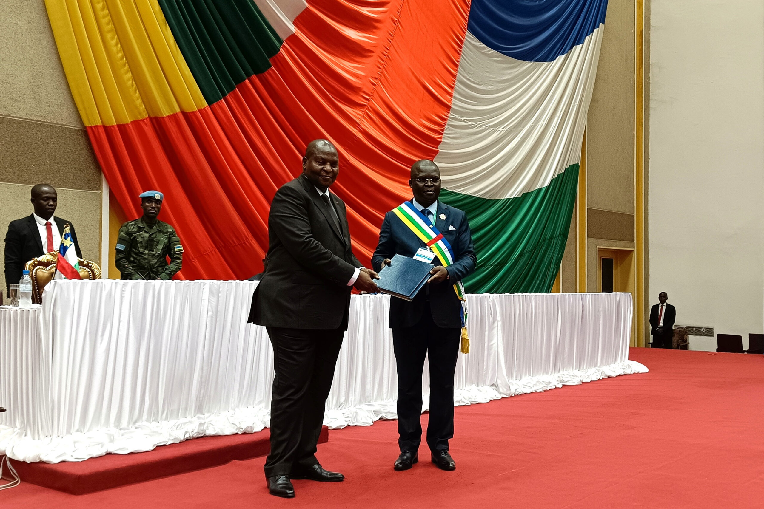 Centrafrique : le chef de l’Etat remet officiellement le projet de la nouvelle constitution