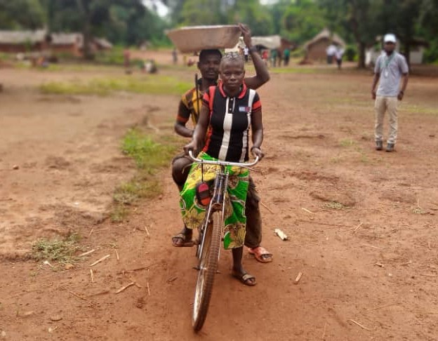 Le vélo, compagnon des femmes de Bangassou