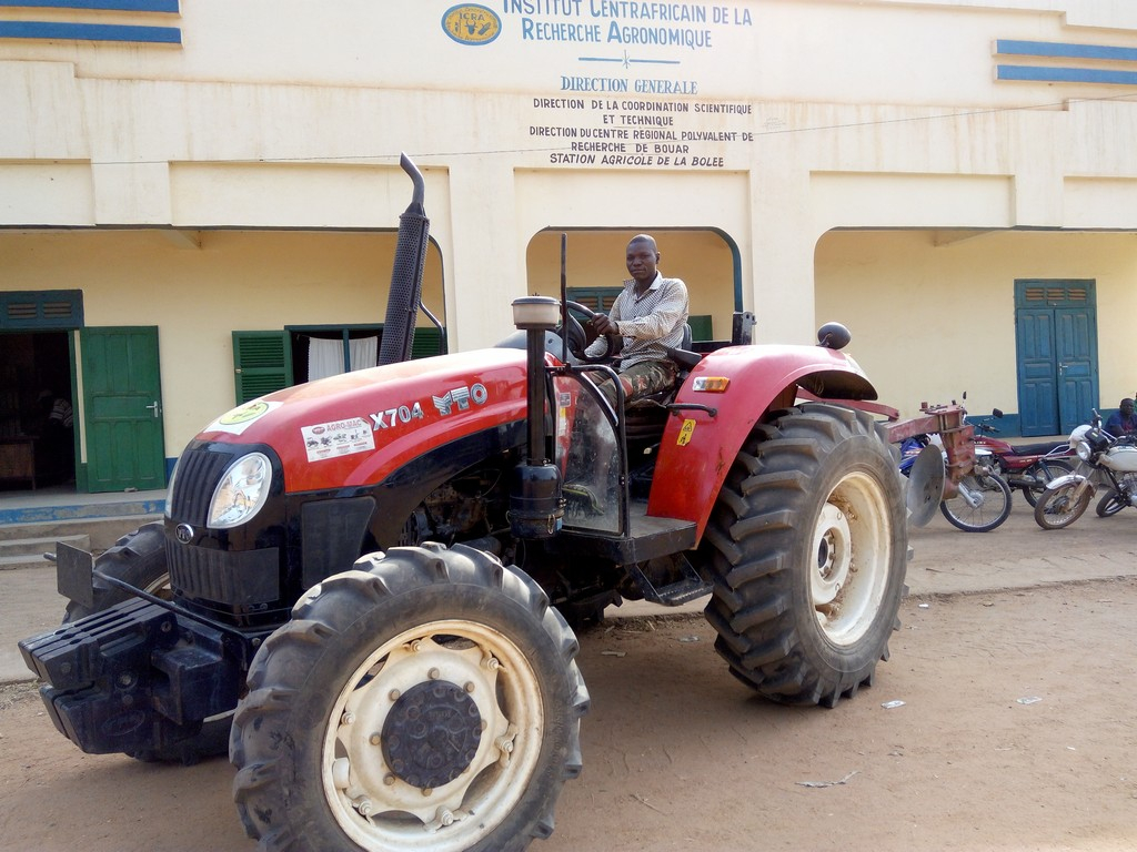 Bouar : Les agriculteurs de Bolè dotés d’un tracteur par l’ICRA