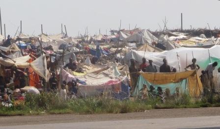 Nuit blanche pour les déplacés du site de l’aéroport