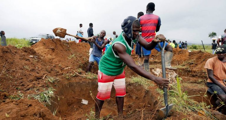 Les jeunes travaillant au cimetière parlent de leur emploi