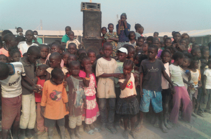 Site de l'aéroport Bangui M'Poko, les ONG Première Urgence et RECOPE sensibilisent sur la protection de l'enfance