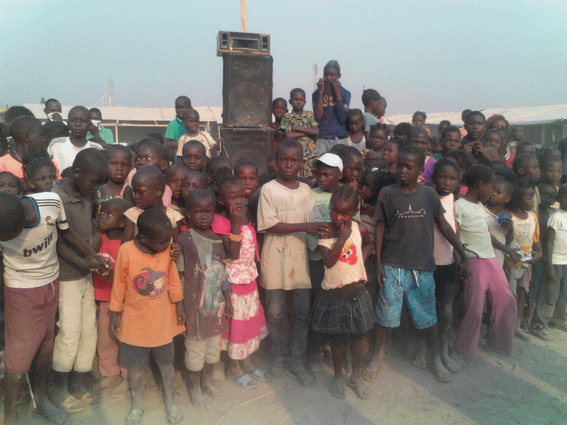 Site de l’aéroport Bangui M’Poko, les ONG Première Urgence et RECOPE sensibilisent sur la protection de l’enfance