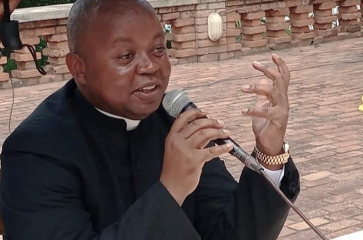 ''L'Eglise n'est pas l'endroit pour ce type de comportement", réagit le Père Mathieu Fabrice Evrard Bondobo.